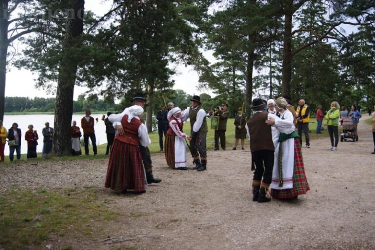 „Tautiška giesmė“ skambėjo ant Velžių piliakalnio