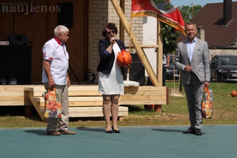 Pašušvyje naujajame sporto aikštyne sportavo visa bendruomenė