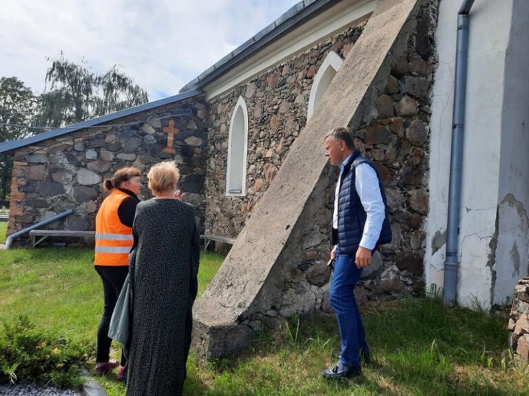 Alksniupių koplytėlei reikia remonto