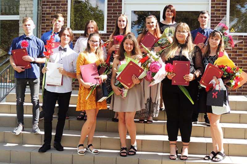 Radviliškio Lizdeikos gimnazijoje V. Krivicko 300 eurų premija „Mokiniai mokiniams“ įteikta 4BV klasės mokiniui Domantui Krasuckiui. Radviliškio rajono švietimo įstaigų nuotr.