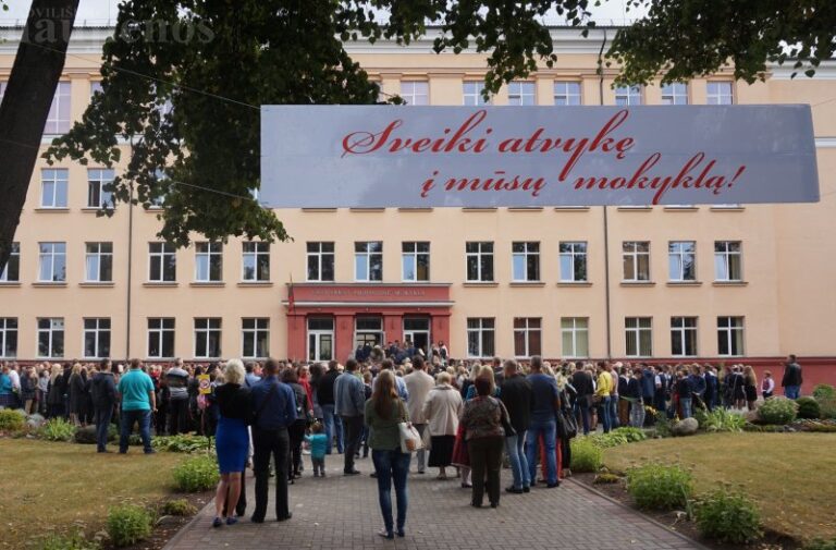 Mokyklos raginamos nešvęsti Rugsėjo 1-osios ir atsisakyti kai kurių tradicijų
