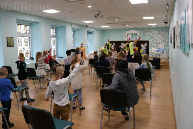 Būsimiesiems pirmokams biblioteka surengė išlydėtuves į mokyklą