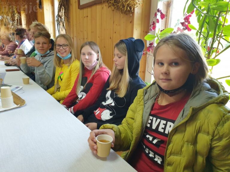 „Gražiniečiai“ viešėjo pas žolininkę Jadvygą Balvočiūtę