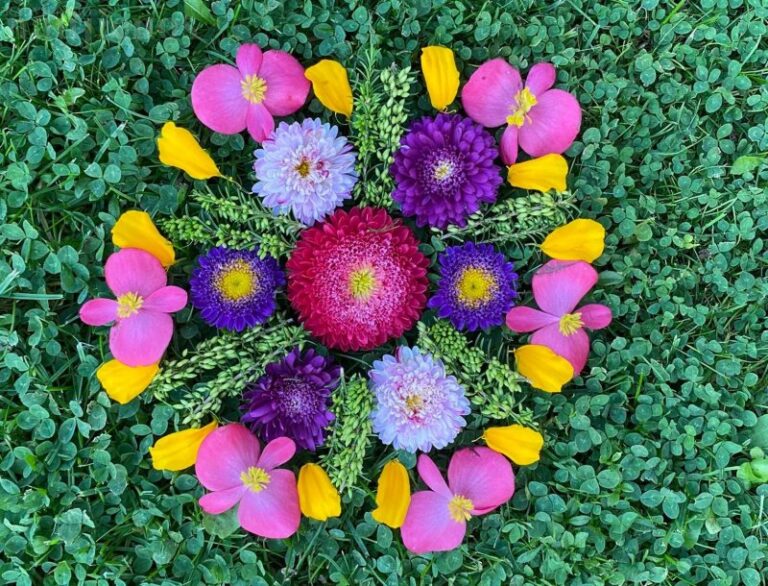 Lizdeikos gimnazistės savo sukurtas mandalas skiria Mokytojams