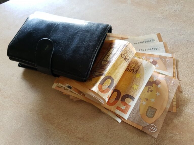 Grinkiškietė susiviliojo aferistų pasiūlymu investuoti į vertybinių popierių biržą