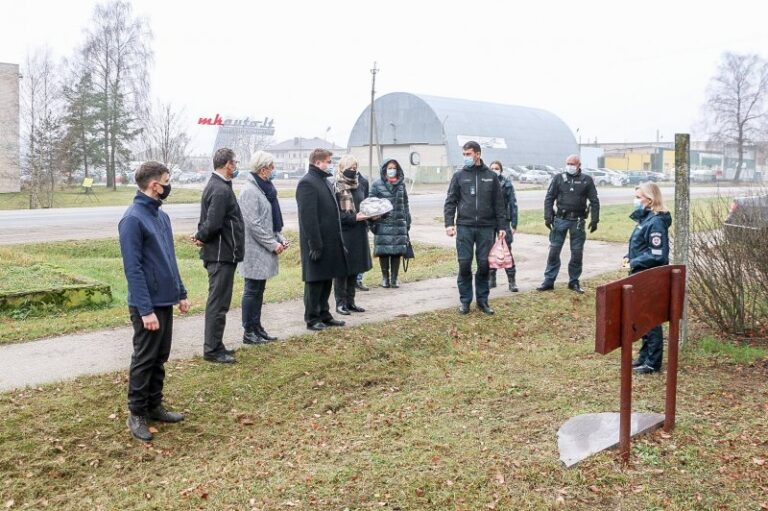 Radviliškyje pagerbtas žuvusiųjų kelyje atminimas