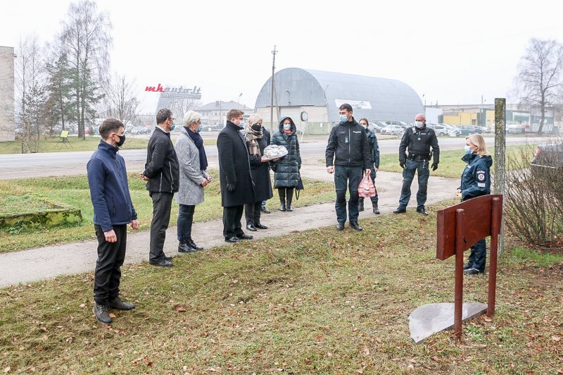 Policijos pareigūnai padėjo gėlių prie policijos pareigūnės Ligitos Baniulytės