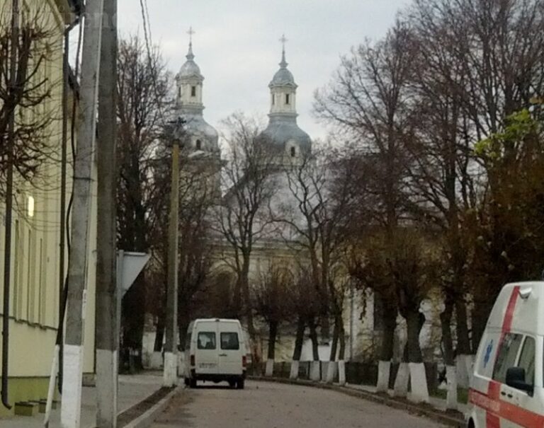 Šeduvoje vandalai išbarškino parapijos namų langus