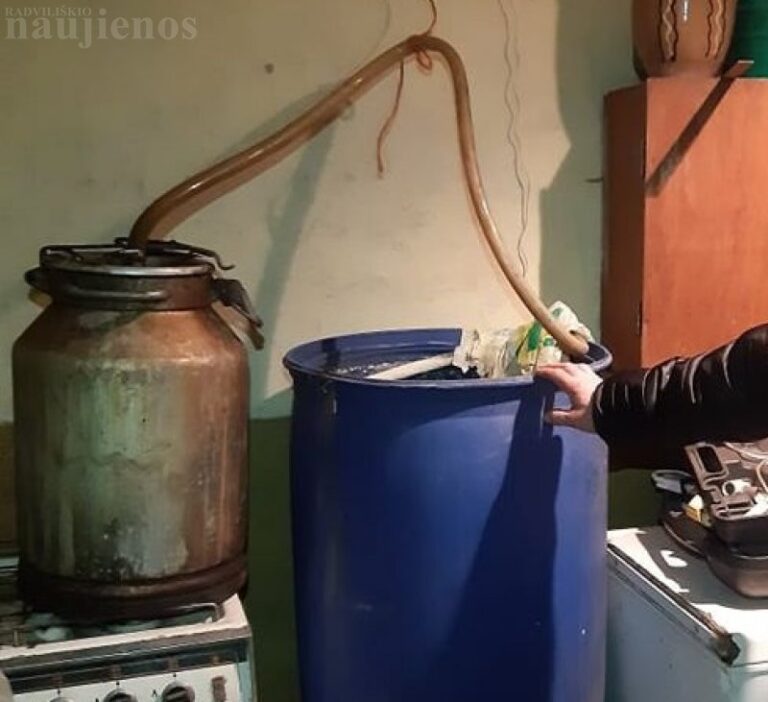 Radviliškyje sučiuptas degtindaris pats negeria, bet „naminukę“ gamino savo reikmėms