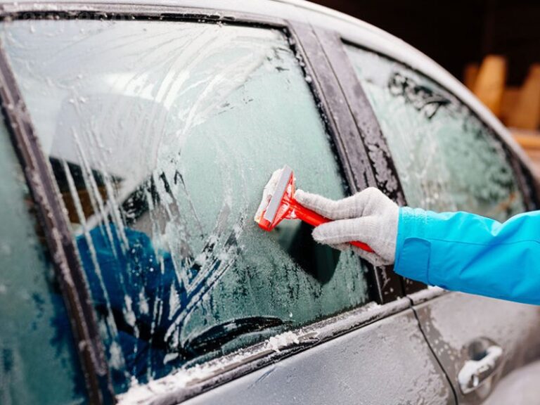 Kelios paprastos gudrybės padės užšalus automobilio durelėms ir langams