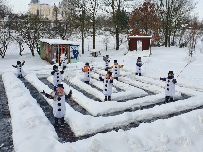 Sporto aikštynas pavirto į sniego labirintą.