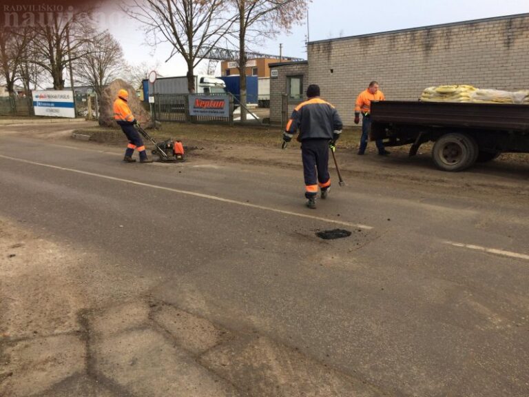 Pradėtos lopyti duobėtos Radviliškio gatvės
