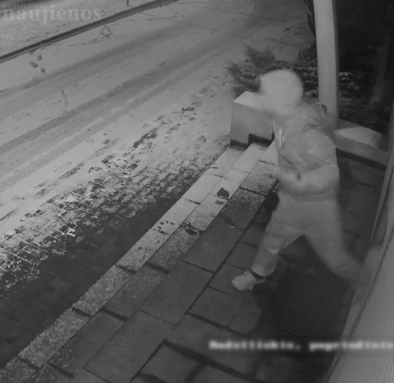 Radviliškietis pyktį išliejo ant policijos komisariato durų (yra filmuotos medžiagos)