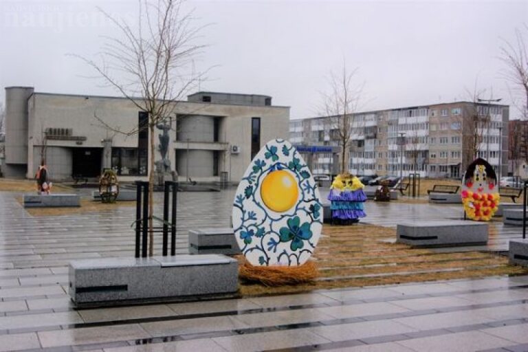 Radviliškio centrinė aikštė pasipuošė velykinėmis dekoracijomis