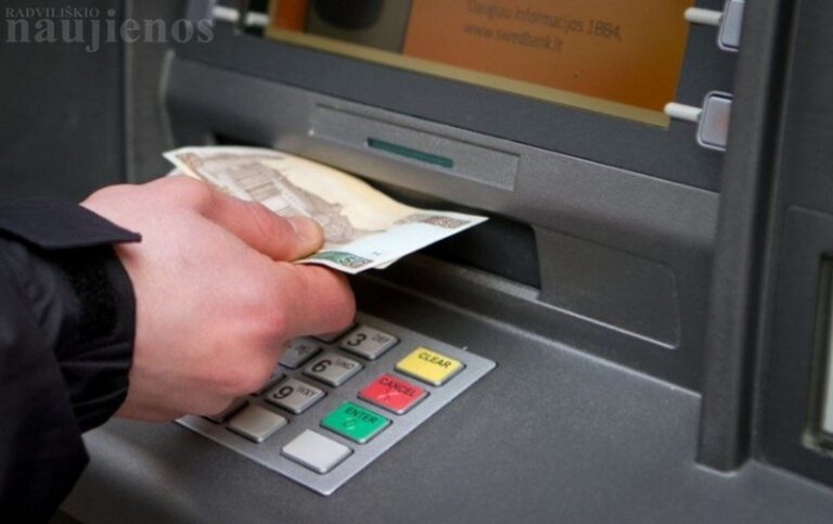 Radviliškio bankomate rastus pinigus pasiėmęs žmogus turės didelių nemalonumų
