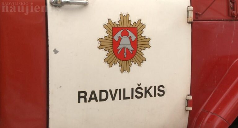 Radviliškio mieste mašinoje įkalintą vaiką išvadavo ugniagesiai