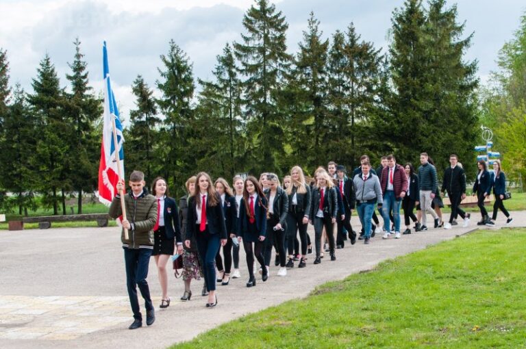 Baisogalos gimnazijos abiturientams nuaidėjo paskutinis skambutis