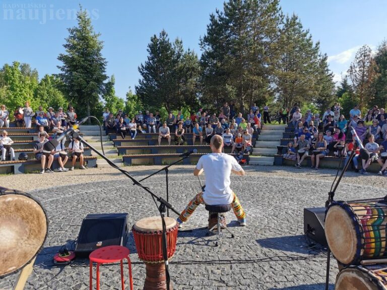 Eibariškių parke radviliškiečius užbūrė Afrikos būgnų muzika