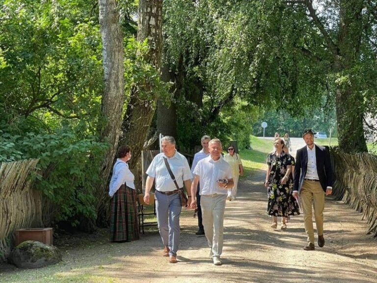 Seimo nariai posėdžiavo Burbiškyje ir Kleboniškių kaime