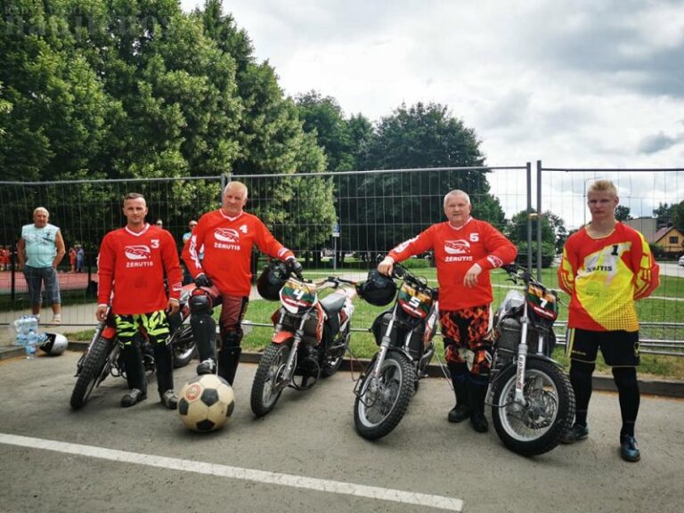 Radviliškiečius sukvietė neįprastas renginys – motobolo rungtynės