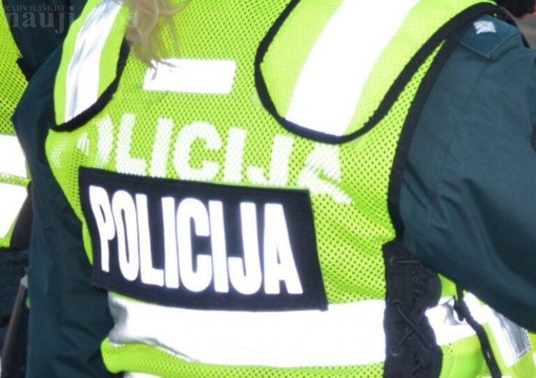 Įsiutusi moteriškė Miežaičiuose smaugė ir už plaukų tampė devyniolikametę
