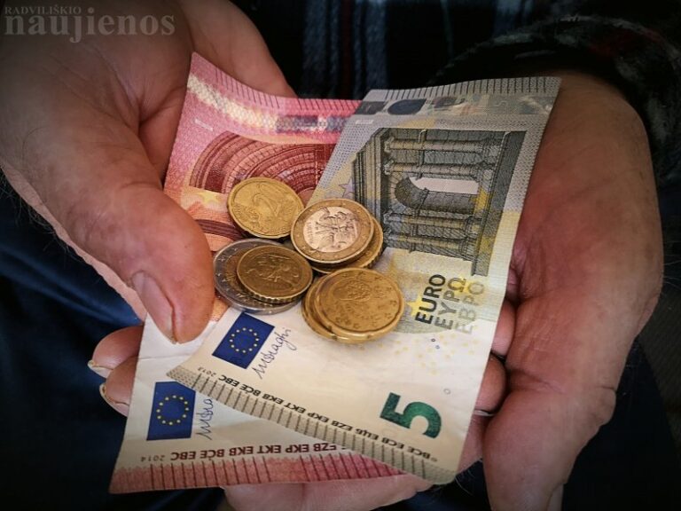 Senolį apšvarino apsimetėlė „socialinė darbuotoja“