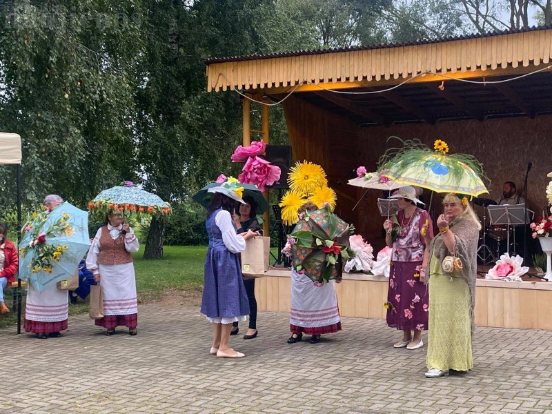 Vaikai - „gyvos gėlės“ - į šventę atvyko karučiais