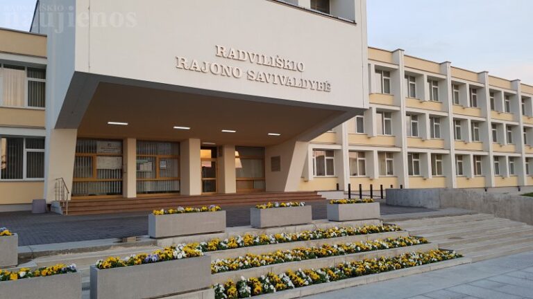 Redakcijos komentaras: Į Radviliškio savivaldybę atplaukė Durnių laivas