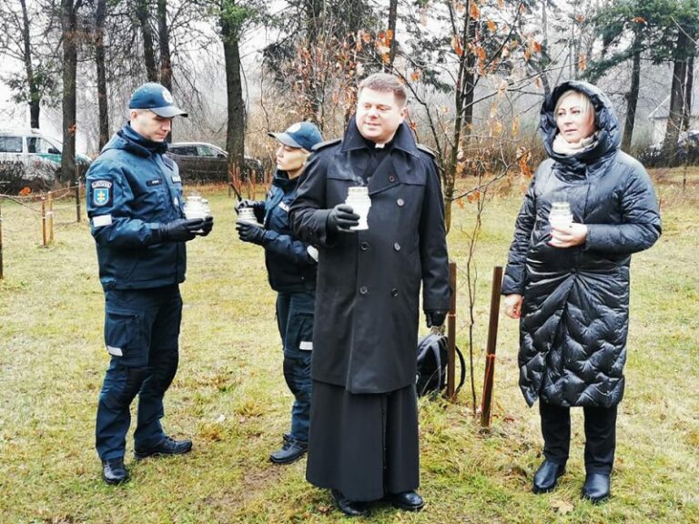 Žuvusiems keliuose atminti pasodintas dar vienas ąžuoliukas