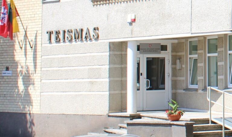 Šaukoto miestelyje senolę apiplėšusius vyrus teismas pasiuntė į belangę