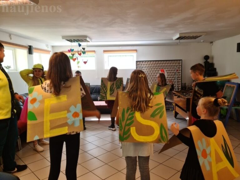 Vaikų dienos centre Radviliškyje – svečiai iš policijos ir teatro studijos