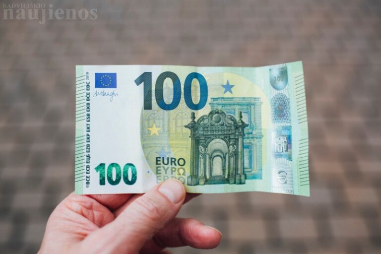 75-erių metų ir vyresni žmonės, nuo COVID-19 pasiskiepiję sustiprinančiąja doze, dar gali gauti 100 eurų išmoką
