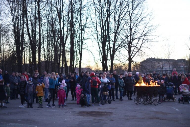 Vietoj triukšmingos Užgavėnių šventės Radviliškyje – solidarumo su Ukraina vakaras