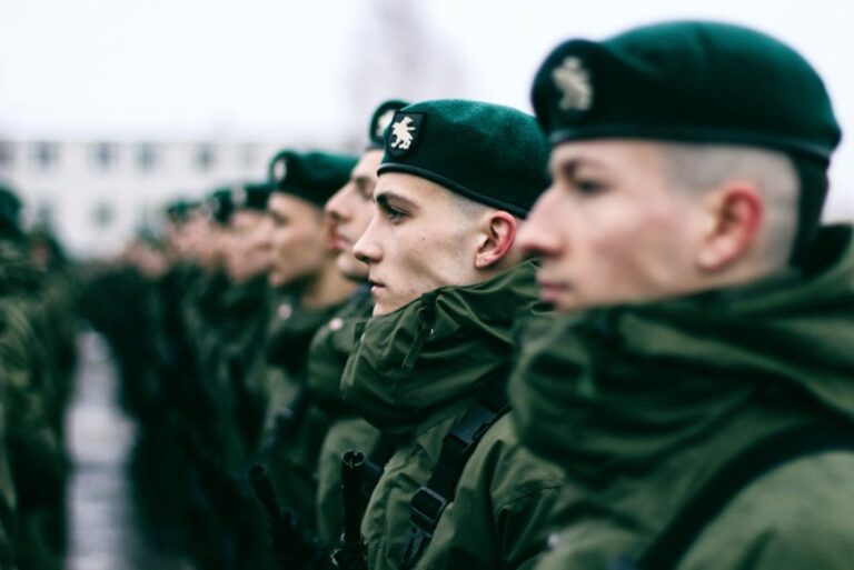 Siūloma didinti šauktinių ir kariūnų skaičių