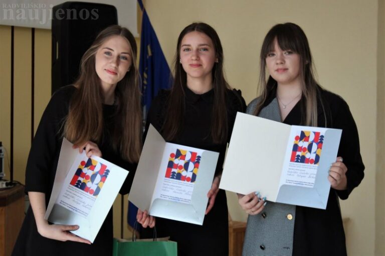 Lizdeikos gimnazijoje mokiniai varžėsi angliškos dainos konkurse