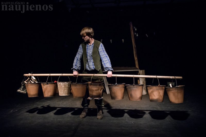 Scenoje dainavo ir grojo trijų dainininkių choras „Obuoliai“