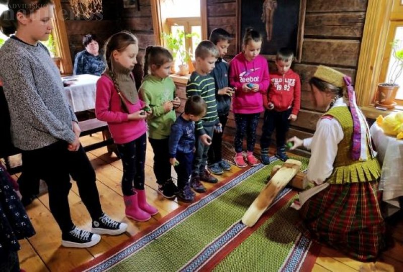 Kleboniškių kaimo buities skyriuje vyko tradicinė edukacinė Atvelykio popietė vaikams „Vaikų Velykėlės“.