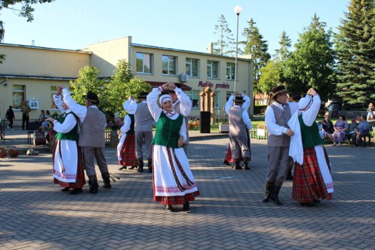 Radviliškio meno kolektyvai paparčio žiedo ieškojo Šiaulėnuose, Karčemose ir Rumšiškėse