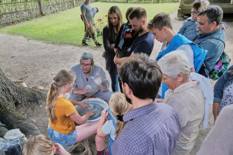 Kleboniškių kaimo buities muziejuje tęsiasi senųjų amatų ir edukacijų dienos