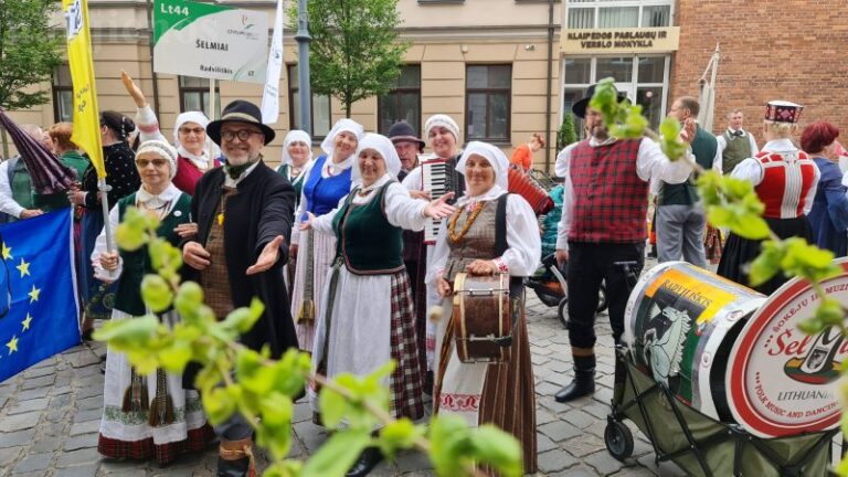 Radviliškio rajono kolektyvai garsina savo kraštą