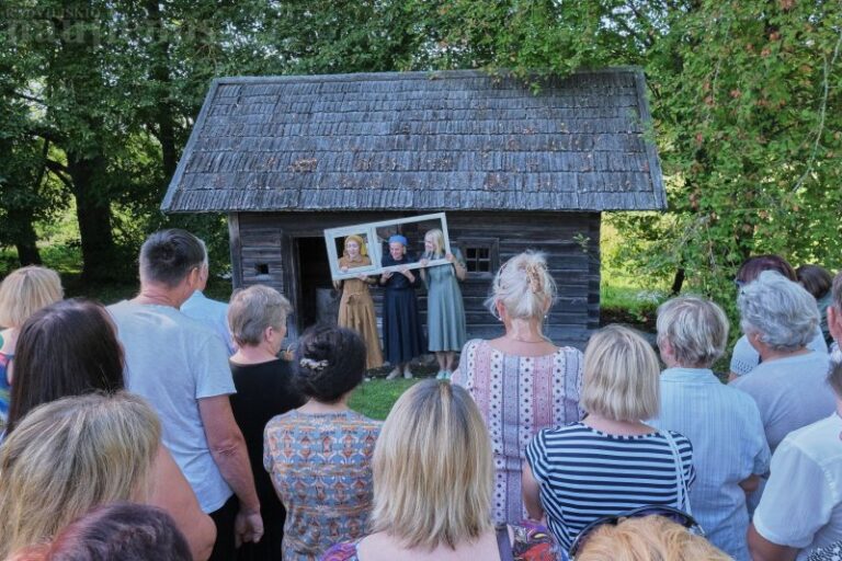 Kleboniškių kaime spektaklio žiūrovai keliavo po dramatišką poeto gyvenimą