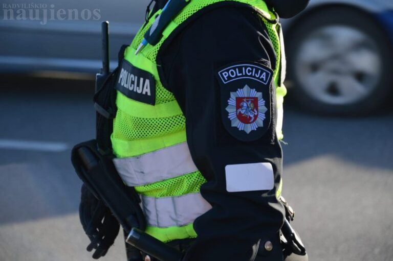 Girtas keleivis Šeduvoje puolė mušti maršrutinio autobuso vairuotoją