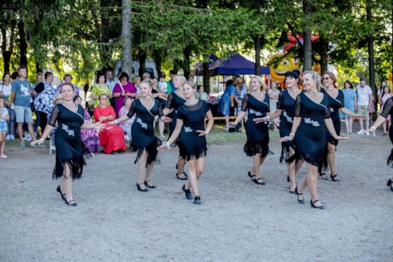 Įspūdingas Aukštelkų jubiliejus: atidengta Garbės lenta, o į dangų kilo balti balionai