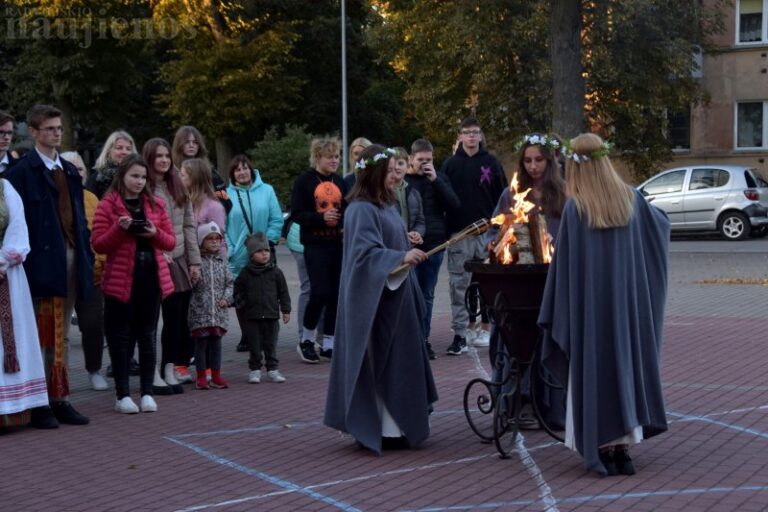 Baltų vienybės dieną Radviliškyje plazdėjo vienybės ugnys