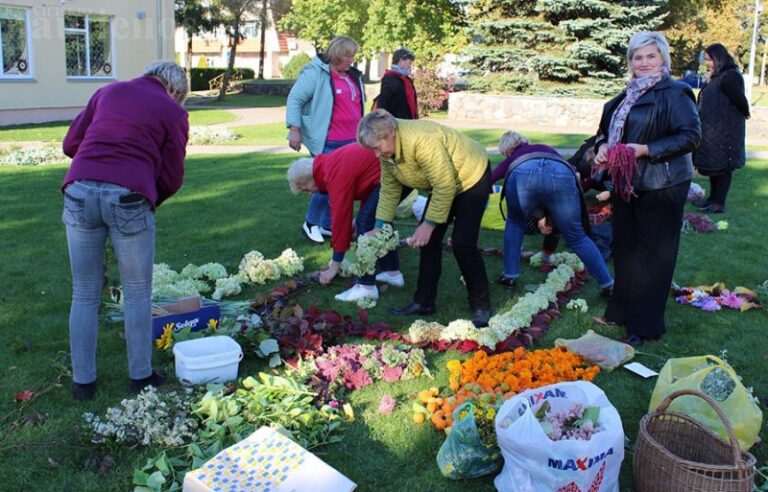 Šiaulėnus padabino iš rudens gėrybių sukurti nuostabūs kilimai