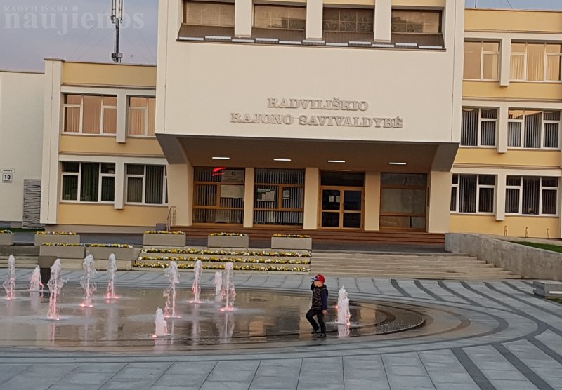 Spalio 27 dieną vykusiame Radviliškio rajono savivaldybės tarybos posėdyje politikai tik po mero „paagitavimo“ pritarė tam