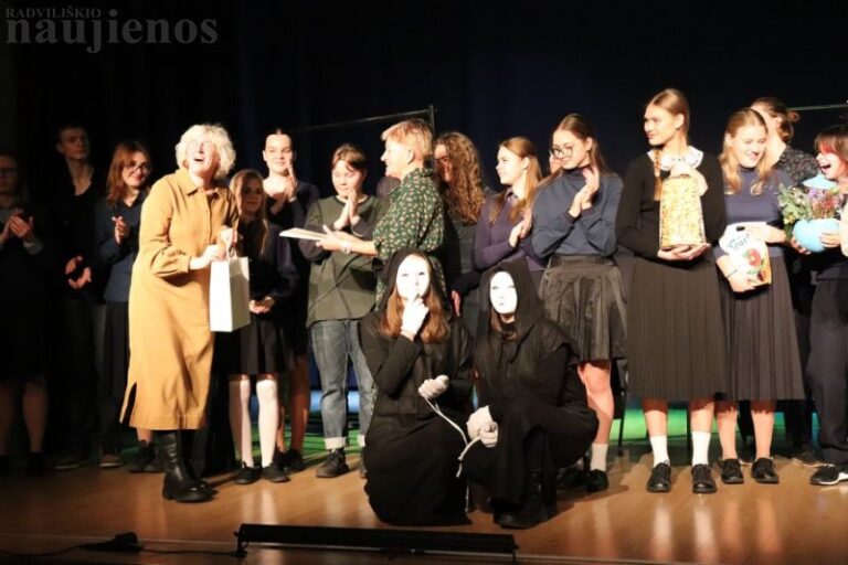 Šeduvoje žiūrovus džiugino nuotaikingi mėgėjų teatrų pasirodymai