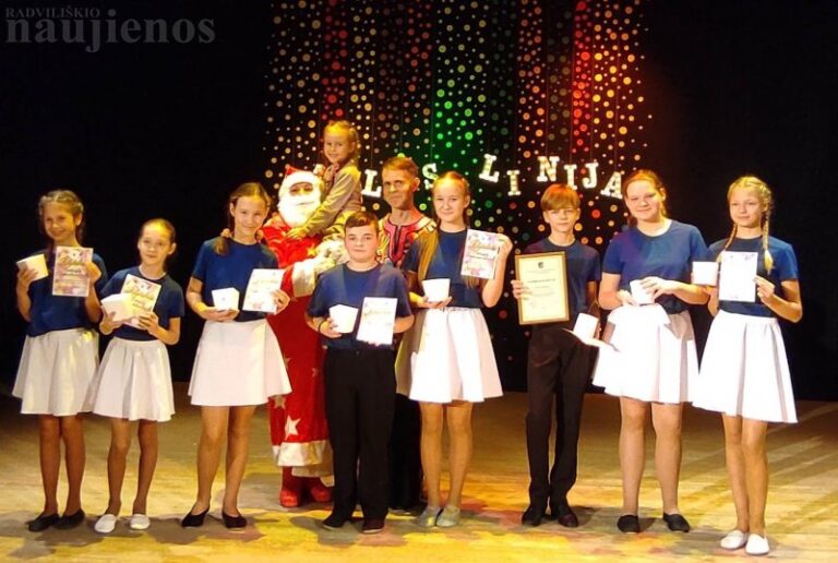Vaižgantiečių šokėjų pasirodymas džiugino Pakruojo gyventojus