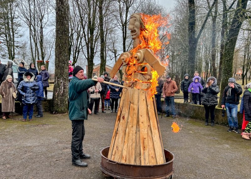 Susirinkusiuosius skambia muzika linksmino Radviliškio miesto kultūros centro folkloro ansamblis „Aidija“