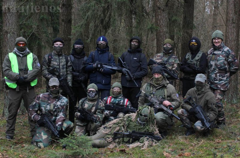 Per pratybas buvo mokomasi ir maskavimosi vietovėje. Kornelijos Kriaučiūnaitės nuotr.